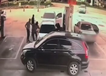 TANGKAP layar video rakaman kejadian pemilik kedai emas yang disamun sekumpulan empat lelaki bersenjatakan parang dalam kejadian di sebuah stesen minyak di Lukut, Port Dickson, semalam.
