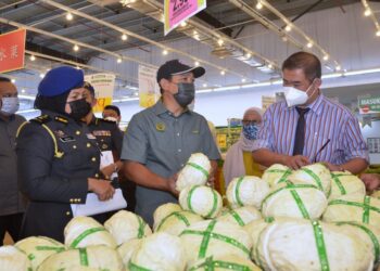 ABDUL Yunus Jamahri (tengah) membuat pemantauan pelaksanaan SHMKM di sebuah pasar raya di Bandar Seri Botani, Ipoh hari ini. - UTUSAN/ZULFACHRI ZULKIFLI