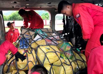 ANGGOTA Unit Udara JBPM menyusun barang makanan untuk dihantar kepada 169 keluarga Orang Asli di Pos Gob, Kelantan yang terputus hubungan akibat banjir Lumpur di Gua Musang, semalam. – UTUSAN/AIMUNI TUAN LAH