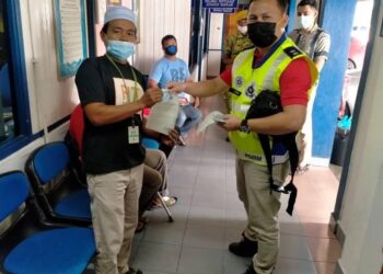 MOHD. ISKANDAR Jaafar (kiri) menerima kompaun kerana menerima tetamu pada hari pertama Aidilfitri di IPD Besut, Terengganu, hari ini.