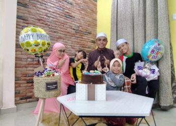 AHMADMuzambique Hamzah (tiga dari kiri) Asmaili Wahab (kiri) bergambar bersama anak-anak mereka di Bandar Puteri Rawang Selangor. - UTUSAN/ABDUL RAZAK IDRIS