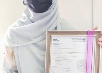 FARHANA SYAFIKA Suait menunjukkan surat tawaran melanjutkan pengajian yang diterimanya pada Majlis Perasmian JPKM di UiTM cawangan Pulau Pinang di Permatang Pauh hari ini.