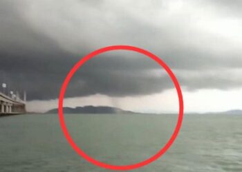 FENOMENA belalai air kecil yang berlaku dari arah Seberang Perai menghala ke Pulau Jerejak, Pulau Pinang petang ini.