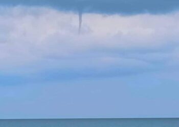 FENOMENA pusaran angin atau belalai air yang berlaku di perairan Paka dirakam pengunjung Pantai Paka, Dungun,Terengganu, semalam.