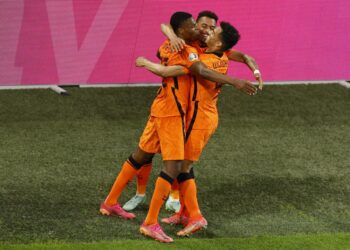 Denzel Dumfries meraikan jaringan kemenangannya yang berjaya membawa Belanda ke saingan kalah mati Euro 2020.