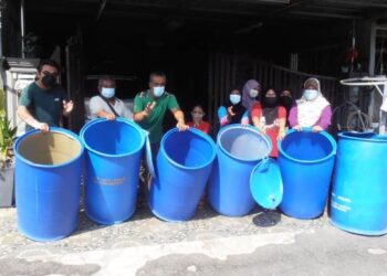 PENDUDUK menunjukkan tong air kosong berikutan tiada bekalan air dan penghantaran yang dilakukan dua hari sekali di Taman Sri Bayu Fasa 2,  Sungai Lalang, Sungai Petani, semalam. – UTUSAN/OTHMAN YAHAYA
