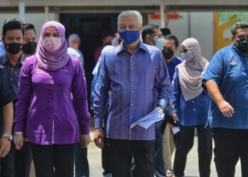ISMAIL Sabri Yaakob dan Rina Harun selepas melawat  Bella di sebuah pusat jagaan seliaan JKM di Seremban, Negeri Sembilan, hari ini. - UTUSAN/BADRUL HAFIZAN MAT ISA