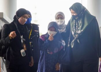 PADA minggu lalu sekali lagi masyarakat digemparkan dengan perkembangan terbaharu perbicaraan tuduhan pengabaian dan penganiayaan kanak-kanak sindrom Down bernama Bella (tengah). – UTUSAN/SHIDDIEQIIN ZON