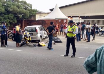 KEADAAN motosikal ditunggang mangsa dan sebuah kereta di Jalan Indah 4, Taman Sejati Indah di Sungai Petani.