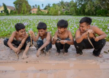 Muhammad Aqid Islam Fikri (kiri), Muhammad Adam Ashraf Nasir (dua dari kiri) , Muhammad Ariff Farhan Akmal (dua dari kanan), dan Mohd Adam Adha Faizal (kanan)  bersama hasil yang diperoleh mereka daripada aktiviti menangkap belut menggunakan teknik tukil. - UTUSAN/PUQTRA HAIRRY