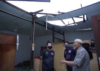 TUANKU Syed Faizuddin Putra Jamalullail (kiri) berkenan berangkat menyantuni mangsa ribut di Kampung Guar Syed Alwi, Kangar, Perlis.