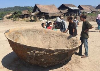 'KUALI' gergasi yang ditemukan di Kretek, Indonesia. - AGENSI