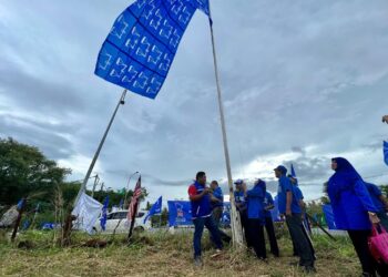 SITI Berenee Yahaya bersama jentera menaikkan bendera gergasi BN di Kampung Pokok Sena, Mata Ayer, Perlis. -UTUSAN/ASYRAF MUHAMMAD