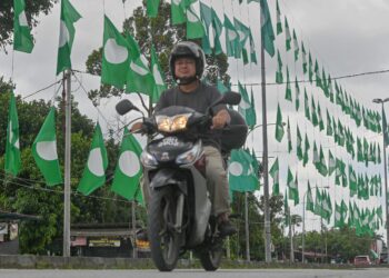 BENDERA Pas berkibar di Kampung Buluh Gading, Kuala Nerus, semalam. -UTUSAN/PUQTRA HAIRRY