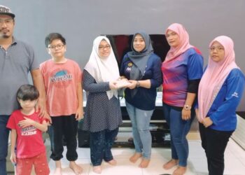 IBU Ammar Danis Mohd. Faizal, Raudha Mohd. Ismail menerima sumbangan RM1,980 daripada wakil Pergerakan Puteri UMNO Bahagian Tangga Batu di Taman Krubong Jaya, Melaka. – UTUSAN/AMRAN MULUP