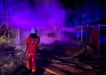 ANGGOTA bomba berusaha memadam kebakaran sebuah bengkel motosikal di Melor, Kota Bharu, Kelantan. - IHSAN BOMBA