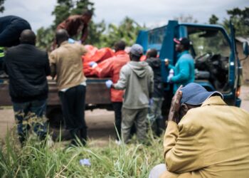 SEORANG lelaki merapati kematian saudara rapatnya  yang dibunuh Manzalaho dekat Beni, Republik Rakyat Congo baru-baru ini. - AFP