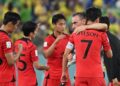 PAULO Bento memeluk pemain Korea Selatan selepas kekalahan kepada Brazil di pusingan 16 akhir Piala Dunia 2022. - AFP