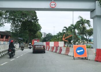 KEADAAN jalan raya yang terlibat dalam kerja menaik taraf sistem pembentungan di sekitar bandar raya Ipoh, Perak. - UTUSAN/ZULFACHRI ZULKIFLI