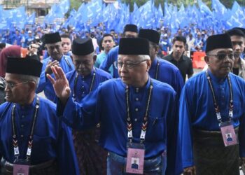 CALON Barisan Nasional (BN), Datuk Seri Ismail Sabri Yaakob tiba pusat  penamaan calon diiringi penyokong BN di Bera hari ini. - IHSAN PMO