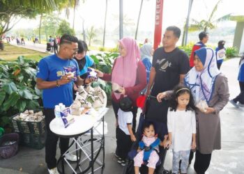 ORANG ramai menikmati nasi lemak percuma yang dimasak menggunakan beras Era Sultan Basmathi sempena Program SULTANXRodeo di Taman Tasik Titiwangsa, Kuala Lumpur. - UTUSAN/SHIDDIEQIIN ZON