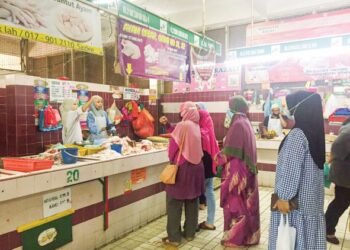KEKURANGAN ayam menyebabkan pembeli perlu beratur sehingga 30 minit untuk mendapatkan bekalan itu di Pasar Besar Kuantan, Kuantan, Pahang. - UTUSAN/DIANA SURYA ABD. WAHAB