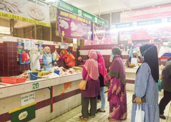 KEKURANGAN ayam menyebabkan pembeli perlu beratur sehingga 30 minit untuk mendapatkan bekalan itu di Pasar Besar Kuantan, Kuantan, Pahang. - UTUSAN/DIANA SURYA ABD. WAHAB