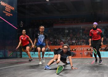 CHAN Yiwen (depan) dan Ainaa Ampandi (dua, kiri) ketika menentang rakan senegara, Rachel Arnold (kiri) serta Aifa Azman dalam perebutan pingat gangsa Sukan Komanwel 2022 di Birmingham hari ini. - AFP