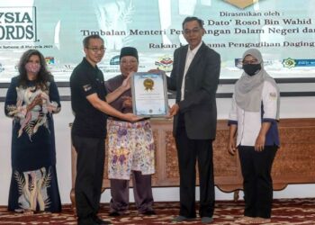 ROSOL Wahid menerima sijil Malaysia Book Of Records pada Majlis Pelancaran Kerjasama Pengagihan Daging Korban Sejuk Beku Tahun 2022 di Dewan Kompleks Nasyrul Quran, Putrajaya. - UTUSAN/FAISOL MUSTAFA