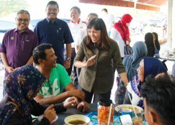 TEO Nie Ching (tengah) beramah mesra dengan pengunjung pada lawatan kerja di Medan Selera Stadium, Ipoh hari ini. - UTUSAN