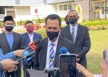 ZAMANI Ibrahim (tengah) ketika ditemui pemberita selepas menyerahkan memorandum di Pintu 2 Istana Negara, hari ini.