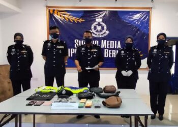 AGUS Salim Mohd.Alias (tengah) menunjukkan barang dan peralatan yang dirampas pasukan polis dari IPD Sabak Bernam ketika suspek yang menggunakannta di berkas di Sekinchan, Sabak Bernam, Selangor.