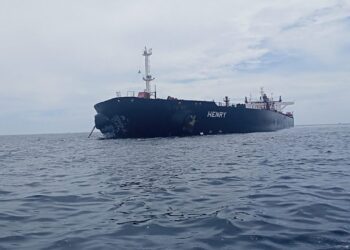 KAPAL tangki berdaftar di Vietnam ditahan Maritim Malaysia selepas disyaki berlabuh secara haram di kedudukan 22.6 batu nautika timur laut Tanjung Kelesa di Kota Tinggi, Johor.