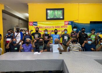AHLI-Ahli Bersatu Pengkalan Batu mengumumkan keluar parti serta-merta di Melaka, sebentar tadi. -UTUSAN/JUANI MUNIR