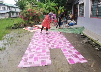 SEBAHAGIAN penduduk di Teluk Kumbar, Pulau Pinang masih membersihkan rumah mereka sehingga lewat petang hari ini selepas dinaiki air sehingga ke paras lutut akibat banjir kilat petang semalam.