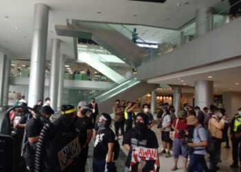 PESERTA mula bersurai selepas selesai menyatakan tiga tuntutan melalui perhimpunan aman di Brickfields, Kuala Lumpur hari ini.
