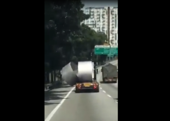 TANGKAP layar video memaparkan dipercayai silinder besi muatan sebuah lori trailer jatuh di atas lebuh raya. - MEDIA SOSIAL