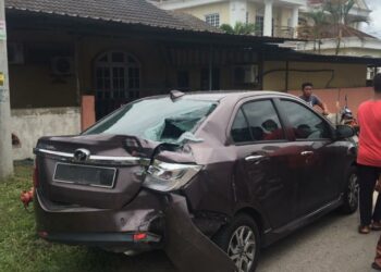 BAHAGIAN belakang Perodua Bezza yang dirempuh motosikal ditunggang seorang remaja dalam kemalangan maut di Jalan Dusun Muda, Kota Bharu, semalam. - IHSAN POLIS