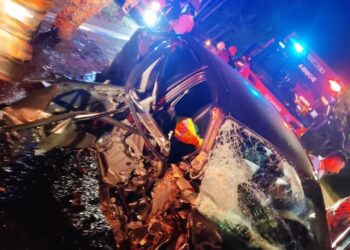 KEADAAN Perodua Bezza yang terbabas dan melanggar sebatang pokok di Jalan Batu Pahat - Kluang dekat Sri Lalang di Kluang Johor, sehingga meragut nyawa seorang pemuda, hari ini. - IHSAN BOMBA