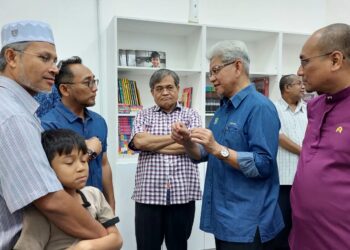 MUHAMMAD NIZAM Samsudin (dua dari kiri) mendengar penerangan oleh Ahmad Zakiyuddin Abdul Rahman ketika meninjau operasi Pusat Interaksi Belia Pangsapuri Wakaf An-Nur di Butterworth, Pulau Pinang hari ini.