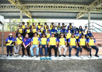 MUHAMMAD Azmir Azizan (lima dari kanan) dan Anuar Abidin (empat dari kanan) bergambar bersama peserta selepas Karnival Sukan MSN Perlis Bersama Media Perlis di Gelanggang Boling Padang Kompleks Sukan Tuanku Syed Putra, Kangar, Perlis hari ini. -UTUSAN/IZLIZAN OTHMAN