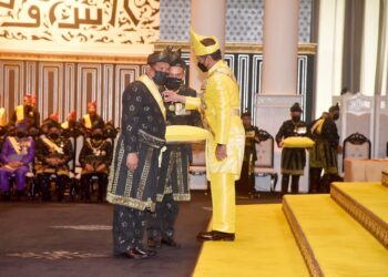 SATIFUL Bahari Mamat (kiri) menerima anugerah D.P.M.T daripada Sultan Mizan Zainal Abidin di Istana Syarqiyyah, Kuala Terengganu, hari ini.