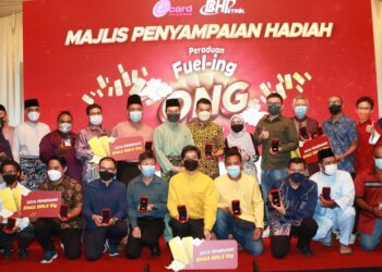 MAJLIS penyampaian hadiah jongkong emas kepada sebahagian pemenang Fuel-ing Ong BHPetrol di Kuala Lumpur, semalam. –  UTUSAN/ AFIQ RAZALI