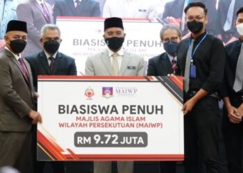 IDRIS Ahmad (tengah) menyaksikan MAIWP menyerahkan replika cek biasiswa bernilai RM9.72 juta kepada wakil pelajar UCMI yang layak menerima di Bangunan Bank Rakyat Jalan Tangsi, Kuala Lumpur, hari ini. - FOTO/IHSAN UCMI