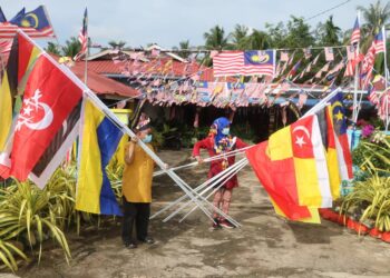 RUMAH Bidin Mat Jais dan Zaitun Mat Deris dipenuhi dengan Jalur Gemilang setiap kali bulan Ogos di Felda Tonkin Jengka 23 di Kuala Krau, Pahang. - UTUSAN/SALEHUDIN MAT RASAD