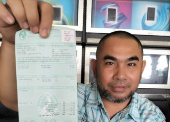 WAN Mohamad Wan Ibrahim menunjukkan bil air yang diterima setiap bulan di Kampung Lubok Jong, Pasir Mas, Kelantan. MINGGUAN/ROHANA ISMAIL