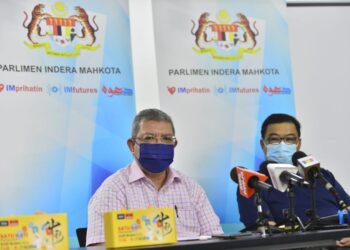 SAIFUDDIN Abdullah (kiri) dalam sidang akhbar pada program pengagihan ‘Mooncake’ kepada masyarakat setempat di Pusat Khidmat Indera Mahkota di Kuantan, Pahang. - UTUSAN/SHAIKH AHMAD RAZIF