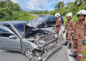 Anggota bomba Bintangor membantu mengalihkan kenderaan ke tempat yang lebih selamat selepas terlibat kemalangan di Jalan Kelupu, hari ini.