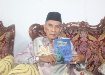 Damin Hadis menunjukkan biografi dirinya dalam perkhidmatan polis dan kisah pertempuran dengan pengganas komunis.