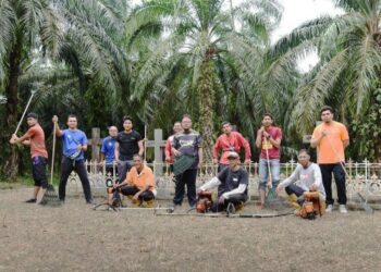 STAF Lembaga Muzium Negeri Perak membersihkan kawasan kubur JWW Birch di Kampung Gajah, Perak, baru-baru ini. - IHSAN LEMBAGA MUZIUM NEGERI PERAK
